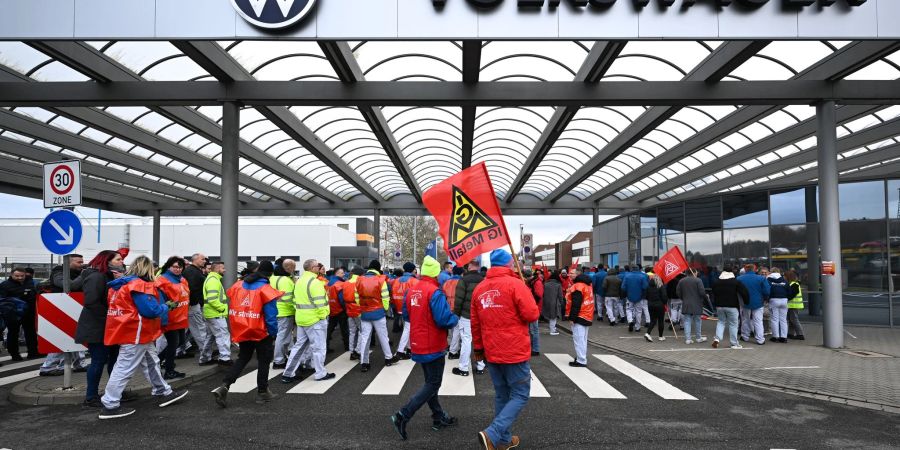 Am Zwickauer Werk versammelten sie sich zu einer Kundegebung vor dem Werkstor.