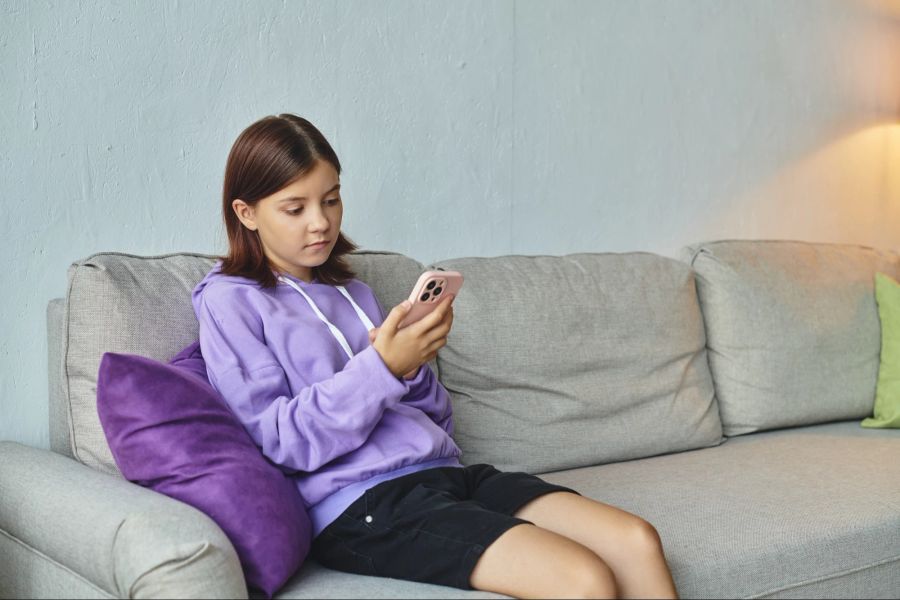 Teenager, Sofa, Smartphone