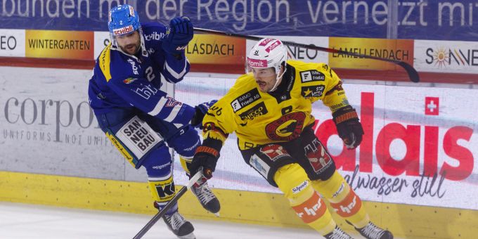 Klotens Thomas Gregoire (l.) gegen Marc Marchon vom SC Bern. SC Bern