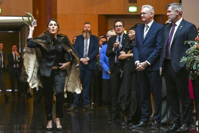 Lidia Thorpe protestiert gegen König Charles und das Commonwealth. lidia thorpe könig charles