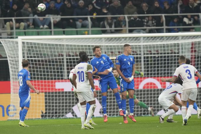 Dieser Freistoss von Lucas Digne (Nummer 3) landet im Winkel. Italy France Nations League