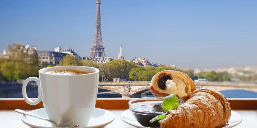 Croissant und Kaffee vor dem Eifeflturm.