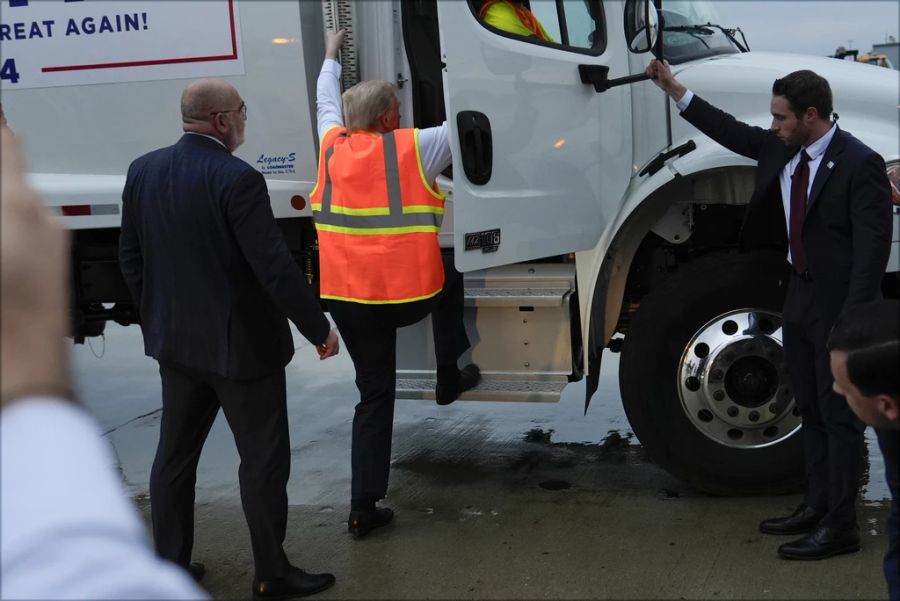 trump steigt in müllwagen