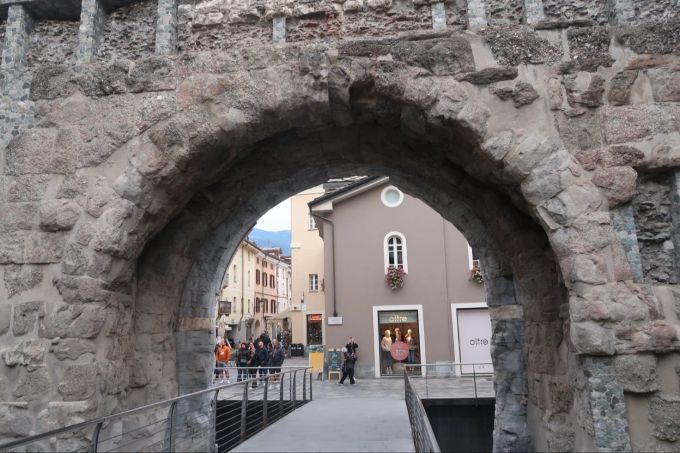 Aosta war eine römische Garnisonsstadt, die Porta Praetoria der östliche Eingang. Tor Stein Innenstadt Mauer