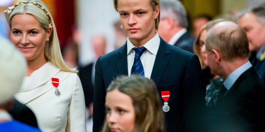 Kronprinzessin Mette-Marit von Norwegen (l) und ihr Sohn Marius Borg Høiby. (Archivbild)