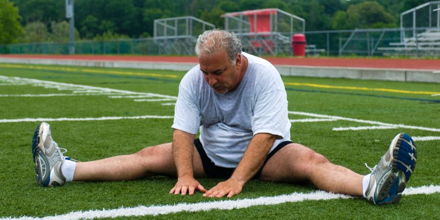 mittelalter mann macht sport, sportplatz, draussen