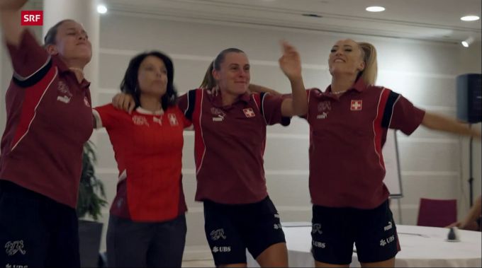 Die Frauen lassen sich von Mona Vetschs Performance mitreissen. SRF