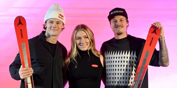 Mikaela Shiffrin (Mitte) mit Lucas Braathen (links) und Manuel Feller bei einem Event vor dem Saisonstart in Sölden. Mikaela Shiffrin