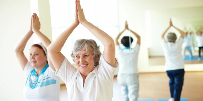 zwei frauen beim yoga