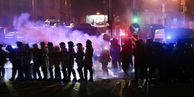 Die Polizei blockiert eine Strasse vor dem Parlamentsgebäude in Tiflis, Georgien, um Proteste gegen die Entscheidung der Regierung, die EU-Beitrittsverhandlungen für vier Jahre auszusetzen, zu verhindern. Tiflis