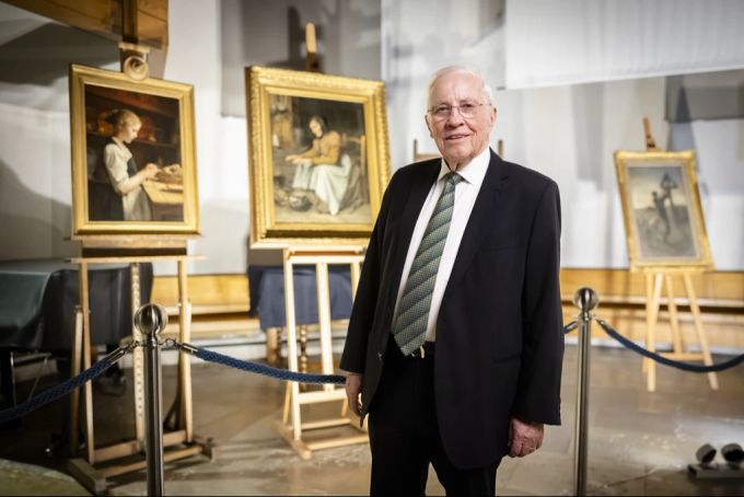 Alt Bundesrat Christoph Blocher posiert mit zwei Bildern von Albert Anker und einem von Giovanni Segantini in der Kirche Tal in Herrliberg ZH, wo er einige Bilder seiner Sammlung zeigt, am 4. Februar 2024. Christoph Blocher Albert Anker