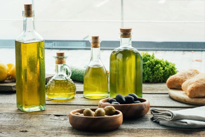 Olivenöl ist cholesterinfrei und kann als Ersatz anderer Fette wie Butter oder Margarine die Lebenserwartung erhöhen. olivenöl in flaschen