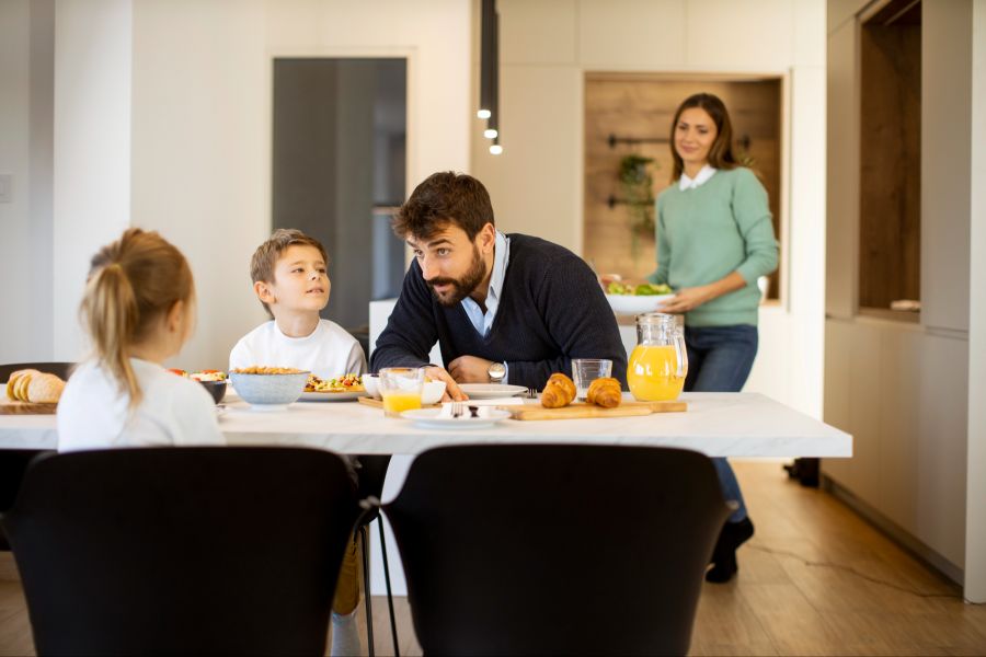 Familie am Frühstückstisch
