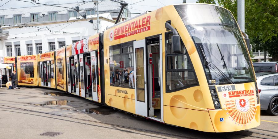Seit dem 7. Juli rollt das Emmentaler AOP-Tram durch Bern