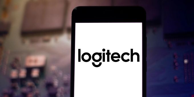 Logitech zieht seine Umsatzprognose für das Geschäftsjahr 2026 zurück. (Symbolbild) Logitech Logo auf Handy