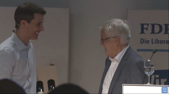 Selbst bekam Thierry Burkart keinen Wein. Dafür übergab er Alt Bundesrat Kaspar Villiger zwei Flaschen Wein. Thierry Burkart