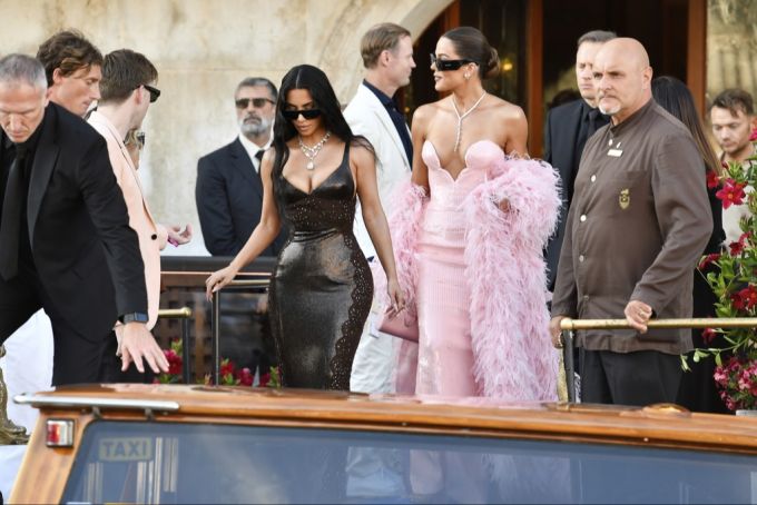Auch Kim und Khloé Kardashian gehörten zu den Gästen der Hochzeit von Jeff Bezos. Hochzeit Jeff Bezos
