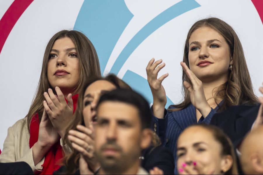 Auch Kronprinzessin Leonor von Spanien (rechts) und ihre Schwester Sofia sind für das Spiel angereist.