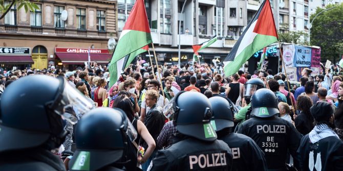 Polizei und Demonstrierende