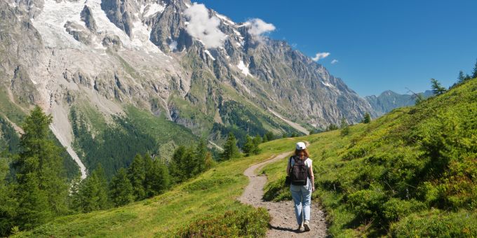 Viele Schweizer wandern regelmässig durch die Berge. frau wandert