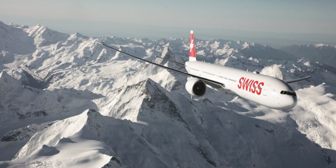 Die Swiss erzielte im ersten Quartal operatives Ergebnis von 3 Millionen Franken. Swiss Flugzeug Berge