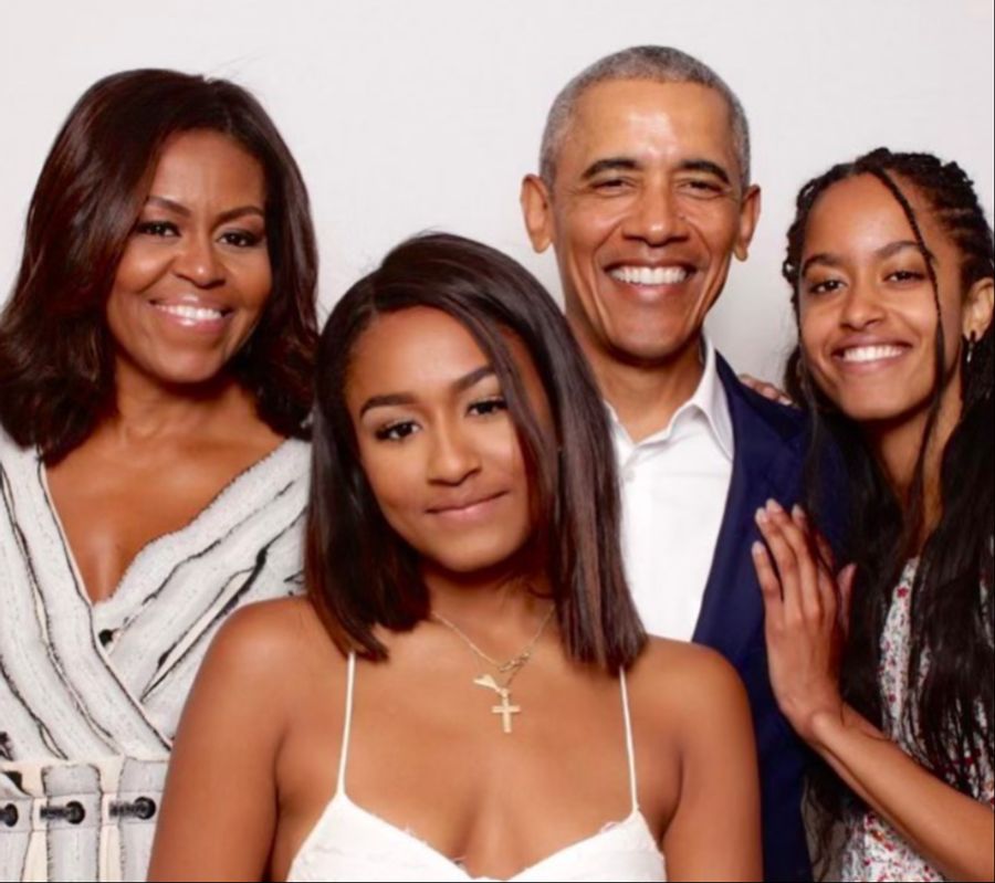 Michelle und Barack mit ihren Töchtern Malia (recht) und Sasha im Jahr 2022.