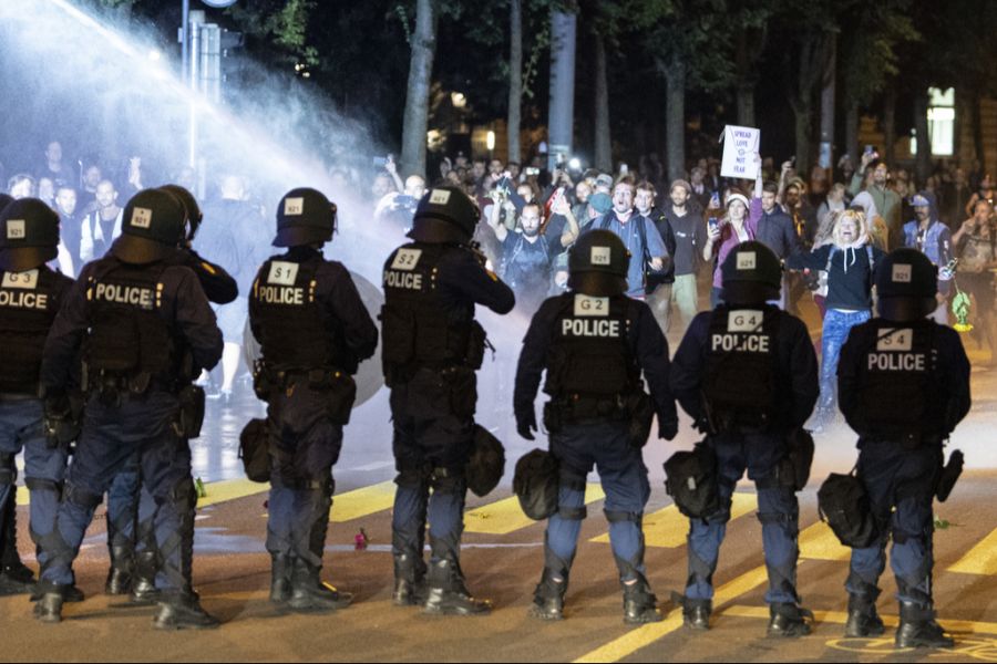 Polizeieinsätze an Demonstrationen können gefährlich werden. (Archiv)