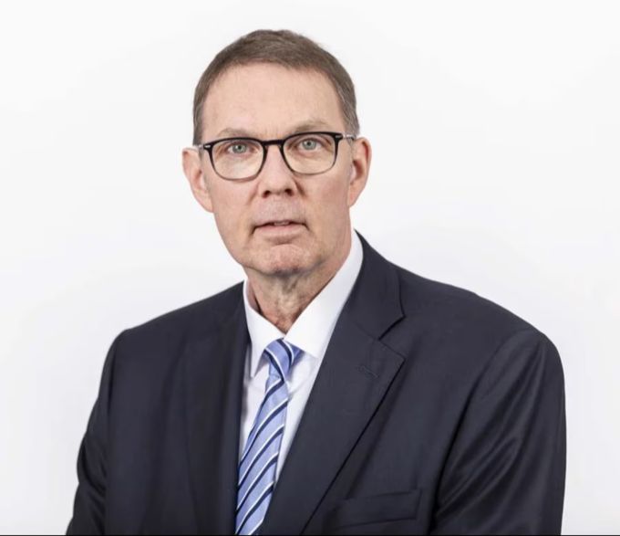 «Der Häuslebauer zieht lokale Banken vor», sagt Peter V. Kunz, Professor für Wirtschaftsrecht an der Universität Bern. Die UBS habe ihr Filialnetz in Dörfern und kleineren Städten hingegen z UBS