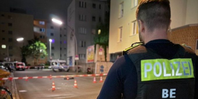 Nachdem ihm die Prozesse auf der Wache zu lange dauerten, stach ein 28-Jähriger in Berlin einem Polizisten in den Hals. Hals Berlin Polizist Neukölln
