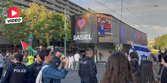 Provokationen - Palästina- und Israel-Aktivisten vor ESC-Halle