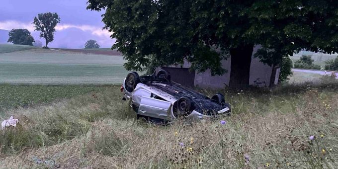 Ein Autofahrer hat sich bei einem Selbstunfall in Nennigkofen überschlagen. Selbstunfall in Nennigkofen