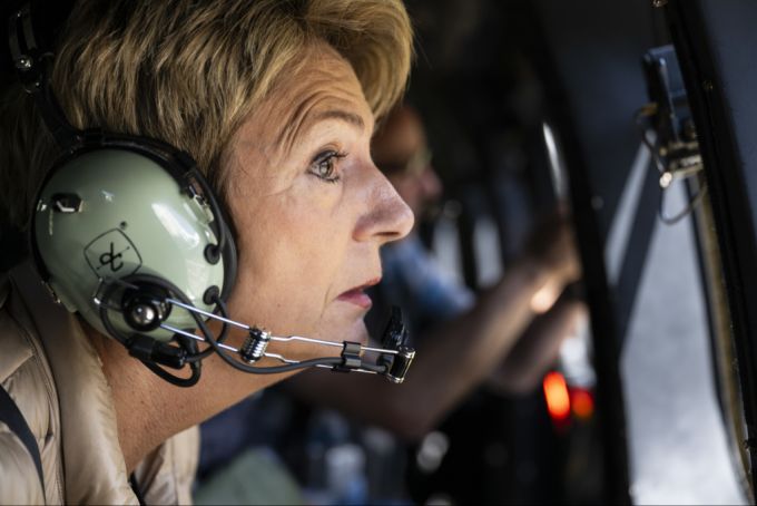 Karin Keller-Sutter beim Flug heute Nachmittag über dem verschütteten Dorf Blatten VS. Keller-Sutter Blatten