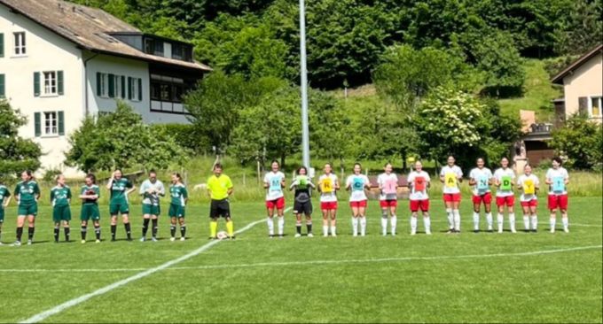 «Merci Andy!» zeigen die Breitenrain-Spielerinnen vor dem letzten Spiel. fc breitenrain