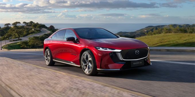 Charakteristische Merkmale wie ein zentraler Kühlergrill und schmale, weit nach hinten gezogene Scheinwerfer verleihen dem 6e ein unverwechselbares Mazda-Gesicht. Mazda 6e