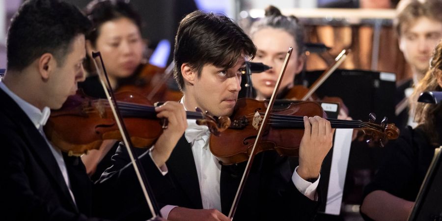 Mitglieder der Wiener Symphoniker spielen den Walzer «An der schönen blauen Donau».