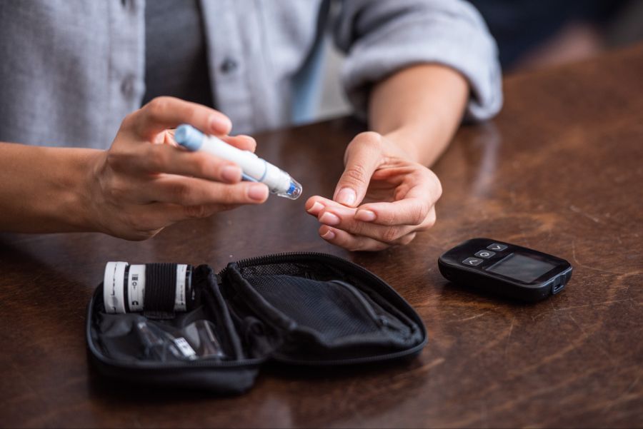Diabetiker entnimmt Blut aus der Fingerkuppe
