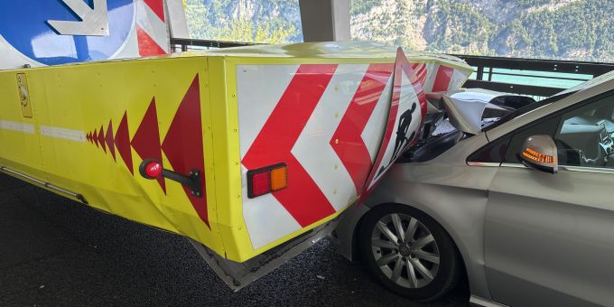 Auf der A3 ist eine Autofahrerin in einen Prellbock-Anhänger geprallt. Selbstunfall A3