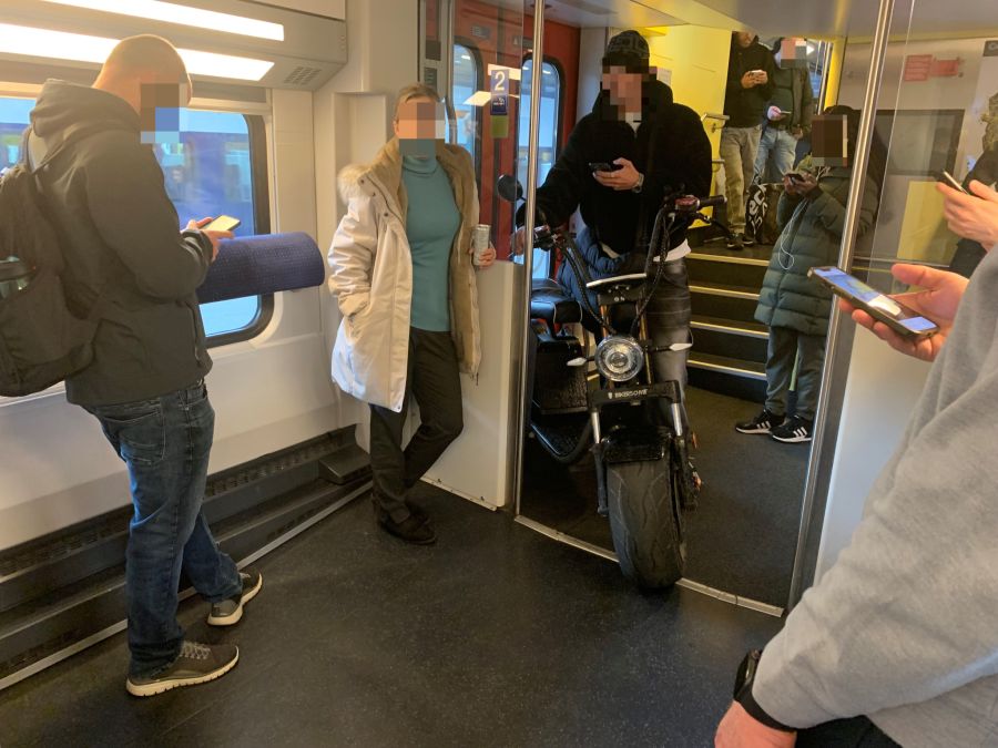 Die anderen Passagiere nahmen die Aktion gelassen.