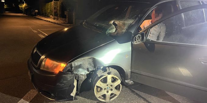 In Döttingen wurde ein stark beschädigtes Auto angehalten. Der Fahrer war ohne Ausweis und betrunken unterwegs. Skoda angehalten