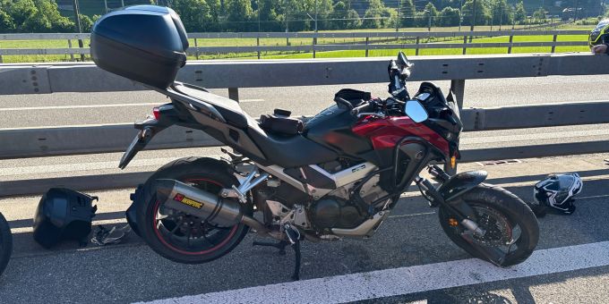 Auf der A3 sind zwei Motorradfahrer kollidiert. Motorradunfall Autobahn A3