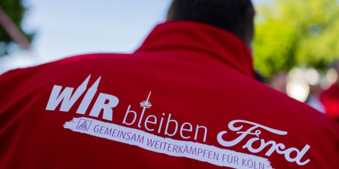 In Köln haben Ford-Mitarbeitende ihre Arbeit niedergelegt. köln