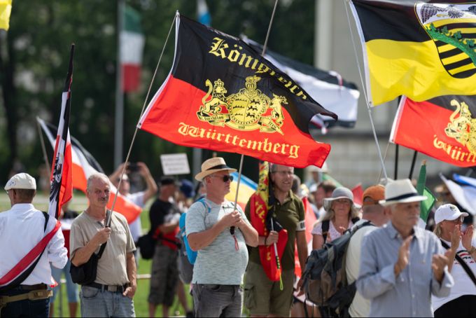 Ebenso wie andere Reichsbürger bestreiten Anhänger von «Königreich Deutschland» die Legitimität des deutschen Staates. (Archivbild) Reichsbürger Demo Königreich Deutschland