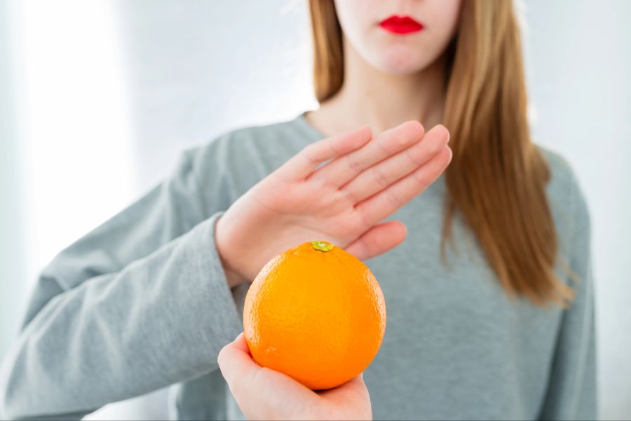 Frau lehnt Orange ab