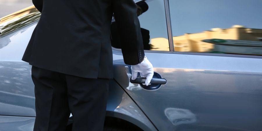 Arbeitsloser Hochstapler Limousine chauffieren