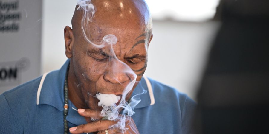 Mike Tyson, Boxer und Unternehmer, rauchte am Freitag an einem Stand der Cannabis-Messe Mary Jane einen Joint.