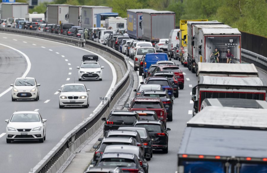 Die Kolonnen Richtung Norden bilden sich bereits am Samstag.