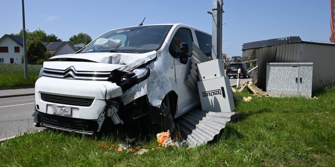 Muolen SG: Auto fährt in Lärmschutzwand und Wettermessstation. Muolen SG