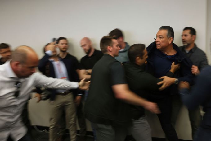 Auf Videoaufnahmen ist Padilla zu hören, wie er «Hände weg» ruft. rabiater vorfall us senator
