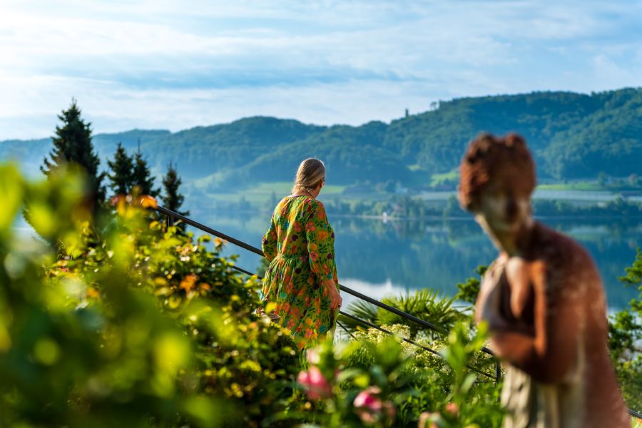 Frau Garten Bergpanorama Blüten