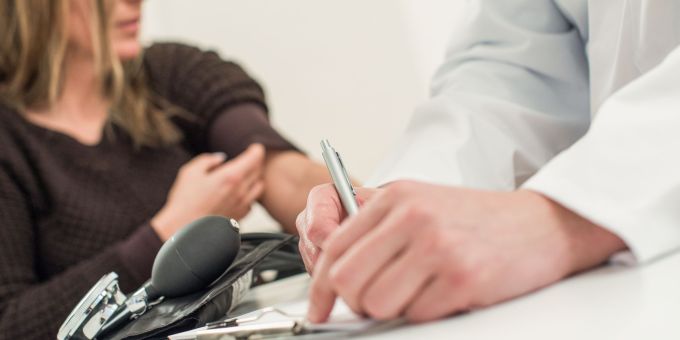 Psychosomatik-Verdacht: Frauen hören häufig, ihre Beschwerden seien psychisch bedingt – deutlich mehr als Männer. (Archivbild) Arzttermin